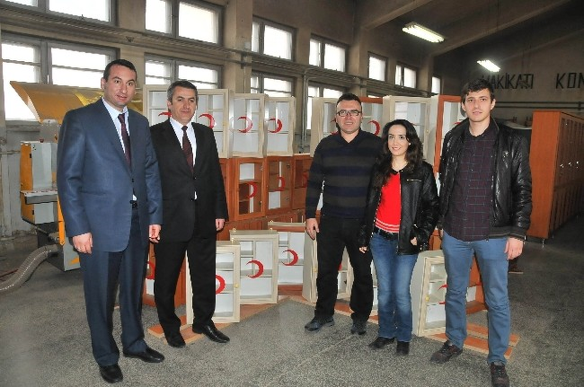 Akşehir\'deki Okullara 100 Yeni Ecza Dolabı