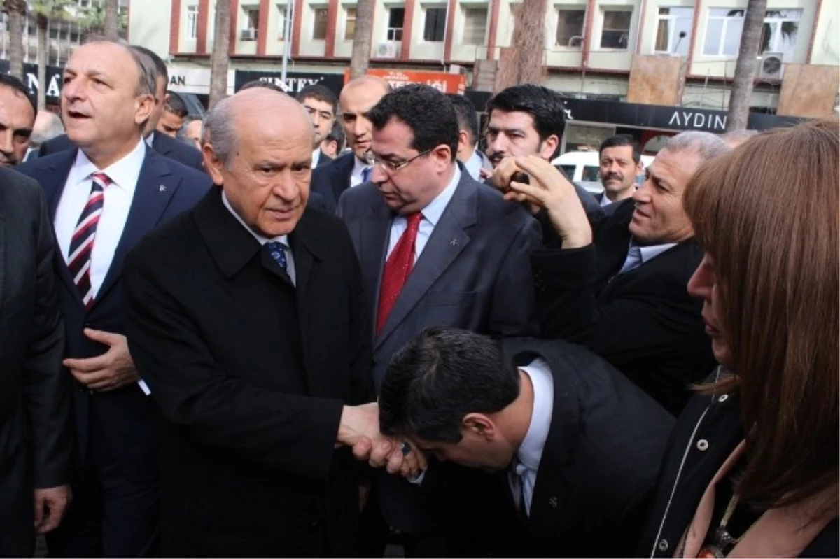 Bahçeli\'ye Moral Öpücüğü