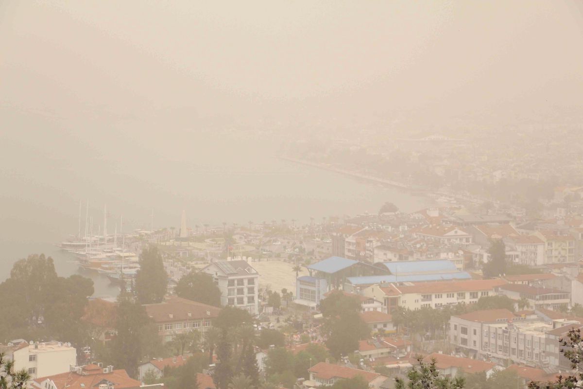 Fethiye\'yi Toz Bulutu Kapladı