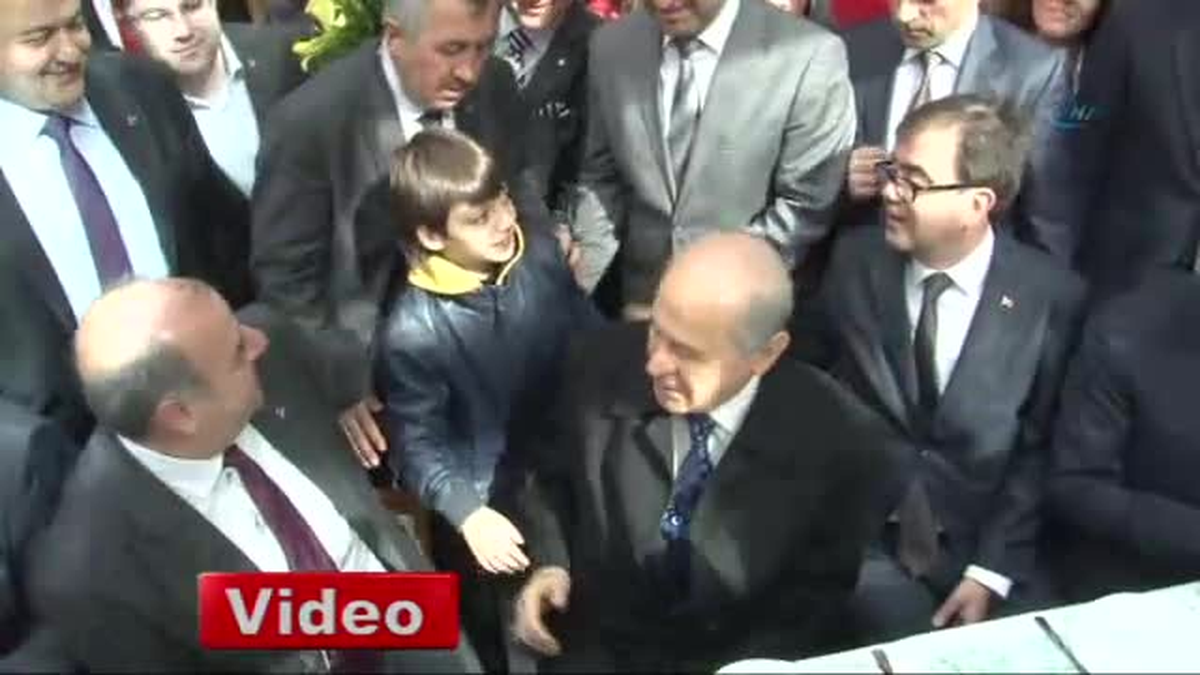 Bahçeli\'ye Küçük Hayranından Sevgi Gösterisi