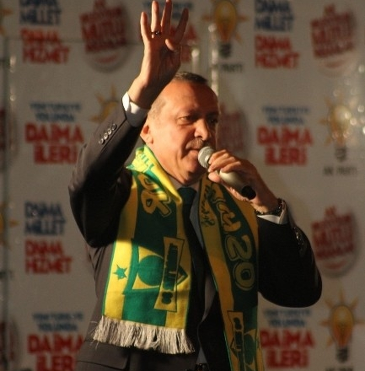 Başbakan Erdoğan Bahçeli Meydanı\'nda Bahçeli\'ye Yüklendi : Neden Susuyorsun?