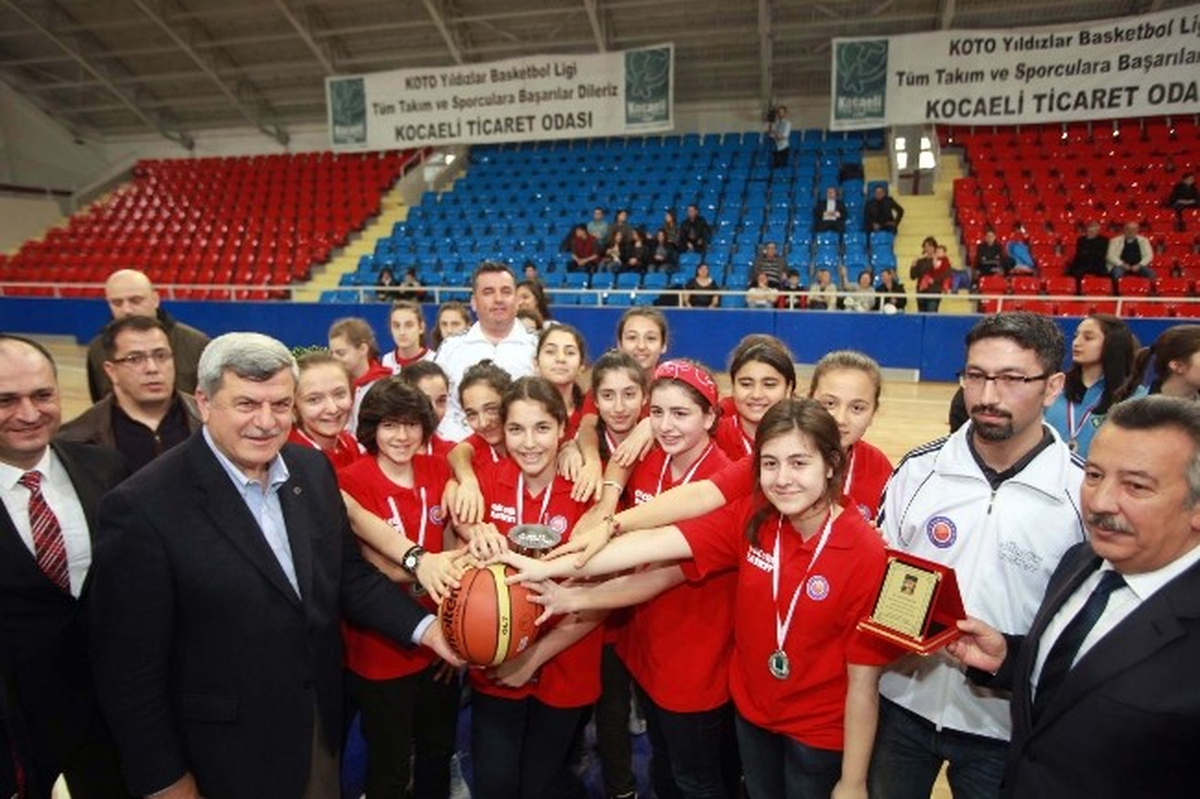 Başkan Karaosmanoğlu Koto Ödül Töreninde Ödül Dağıttı