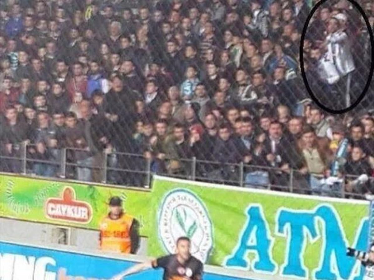 Burak Yılmaz\'a Çakmak Fırlatan Taraftarın İlk Görüntüsü Ortaya Çıktı!