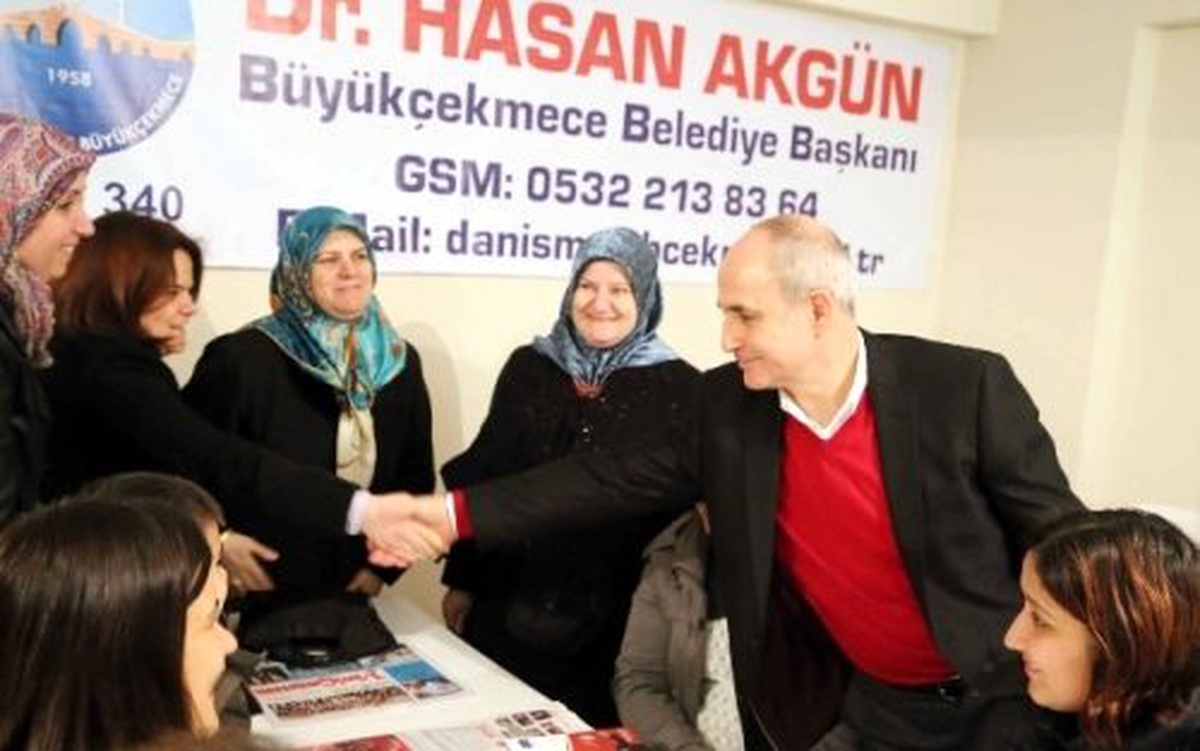 Nejat Uygur Kültür Merkezi\'nde Başkan Hasan Akgün\'e Büyük Coşku