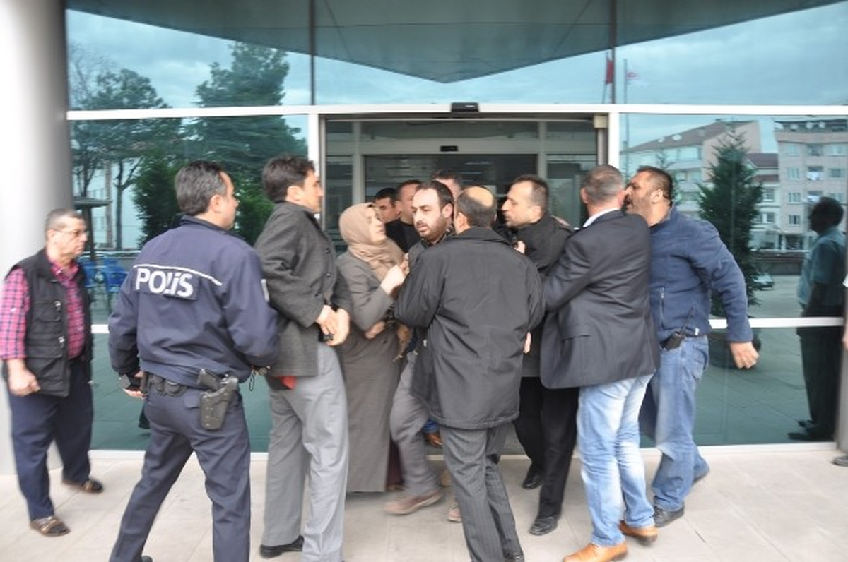 Cinayet Davasında Adliyenin Önü Karıştı: 1 Polis Yaralı