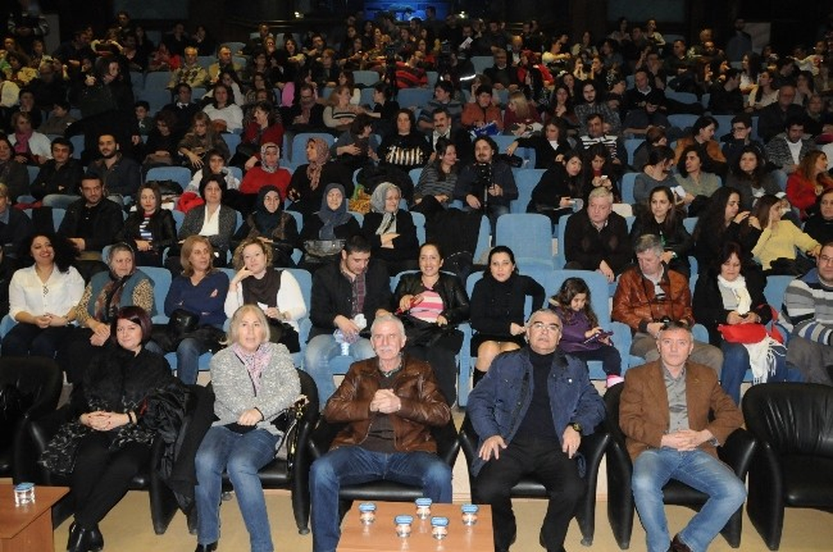 Çorlu Belediyesi Halk Dansları Topluluğu\'ndan Muhteşem Gösteri