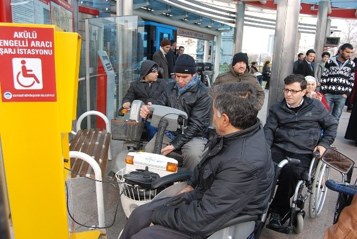 Cumhuriyet Meydanına Akülü Araç Şarj İstasyonu Kuruldu