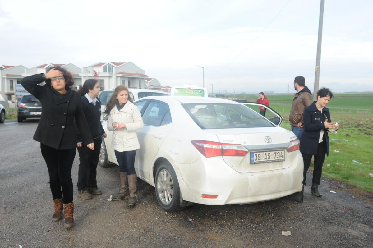 Edirne\'de Öğrenci Servisi Devrildi: 1 Ölü, 13 Yaralı