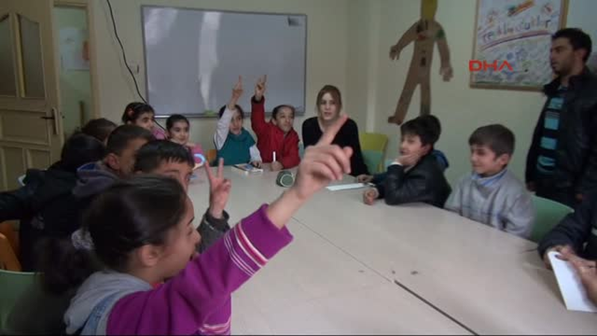 Eğitim Gönüllülerinden Hakkari\'de 2 Bin Çocuğa Eğitim Desteği