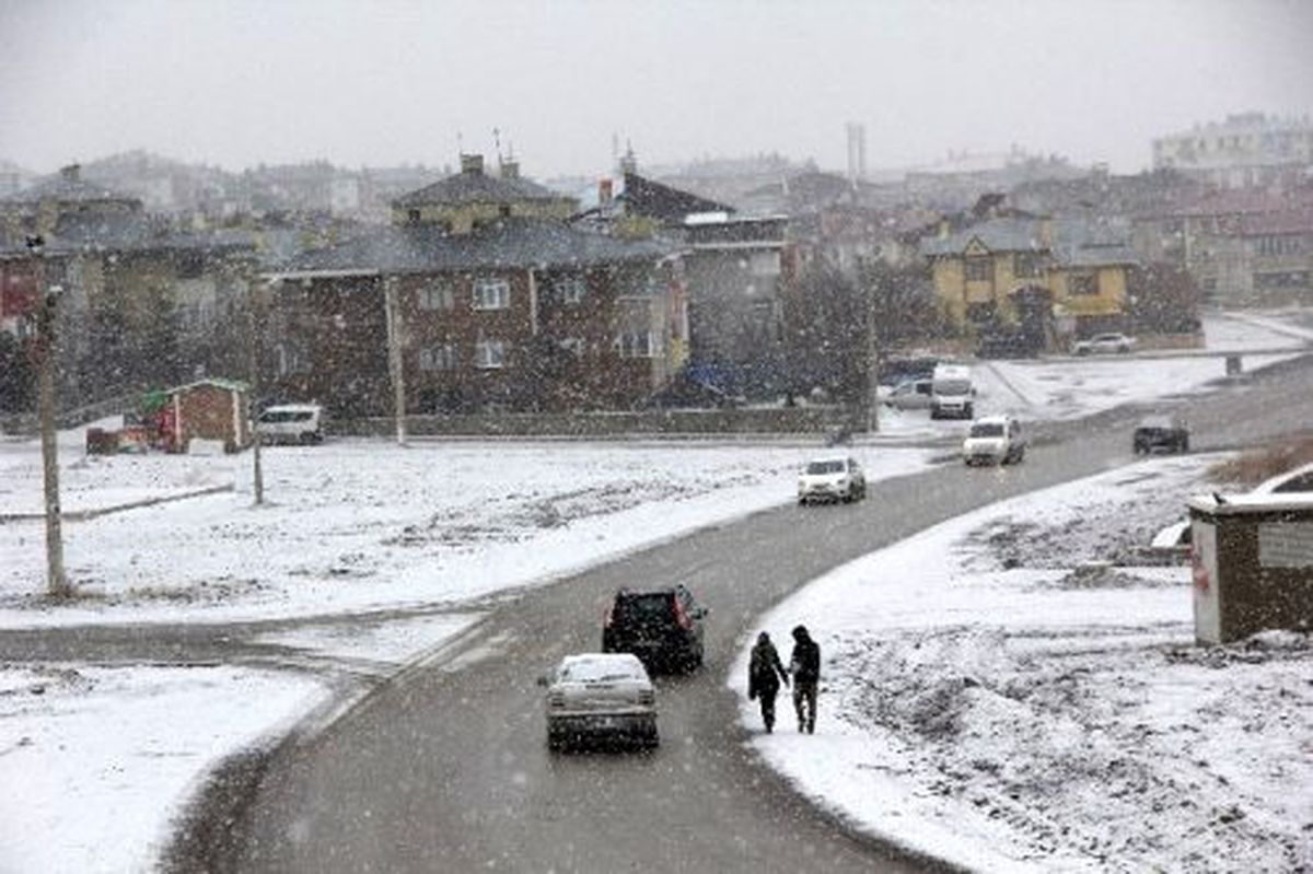 Başkale\'de Kar Yağışı