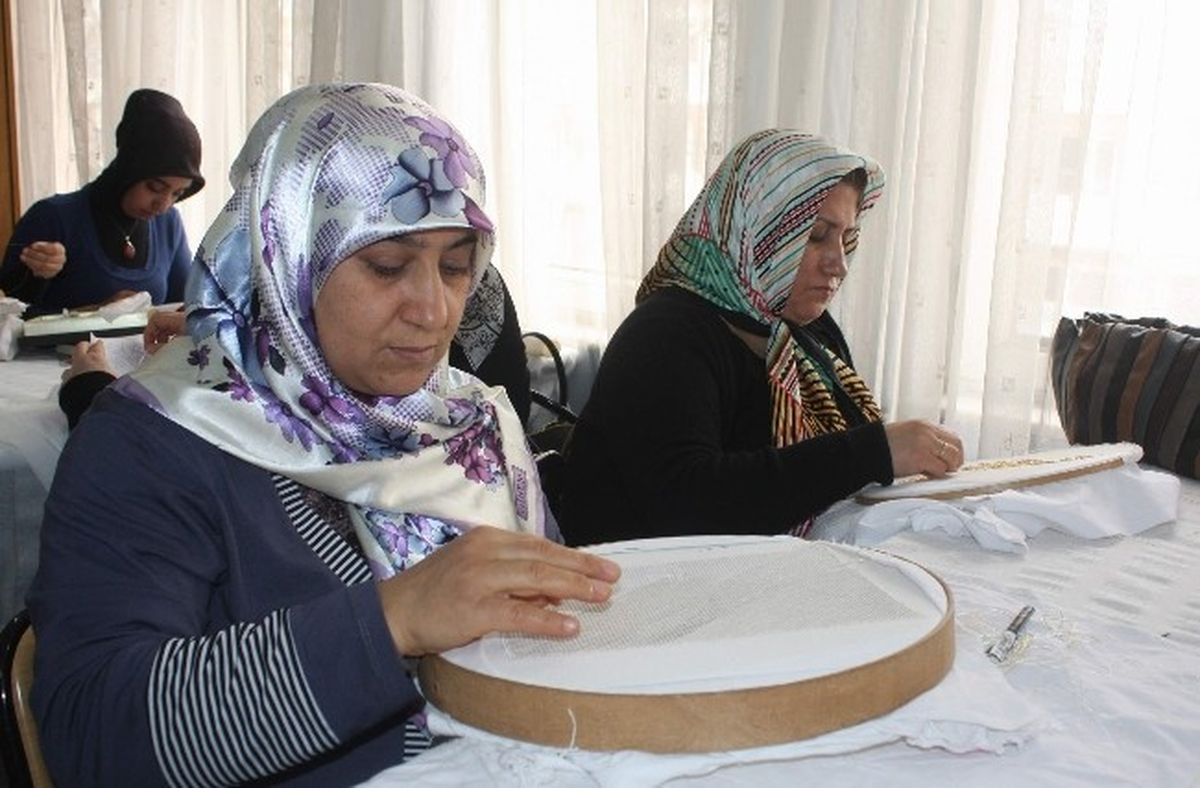 Geleneksel El İşlerini Nakış Nakış İşliyorlar