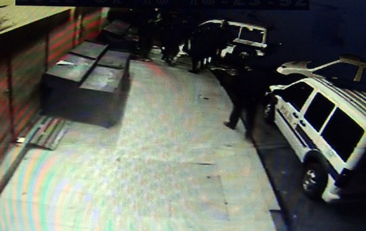 Hüda Par\'ın Flamalarını Söküp Yakmaları Güvenlik Kameralarına Yansıdı