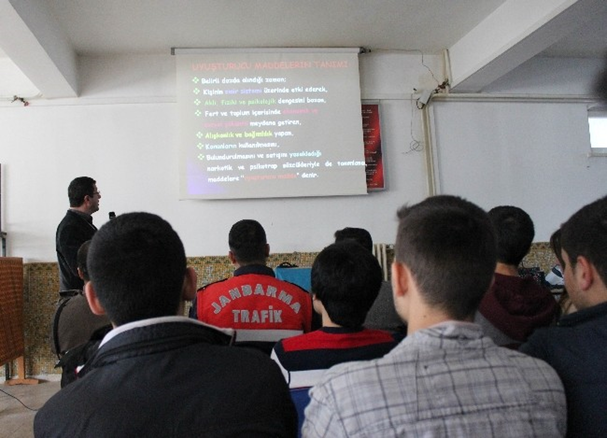 Jandarmadan Yüksekokul Öğrencileri Uyuşturucu Eğitimi