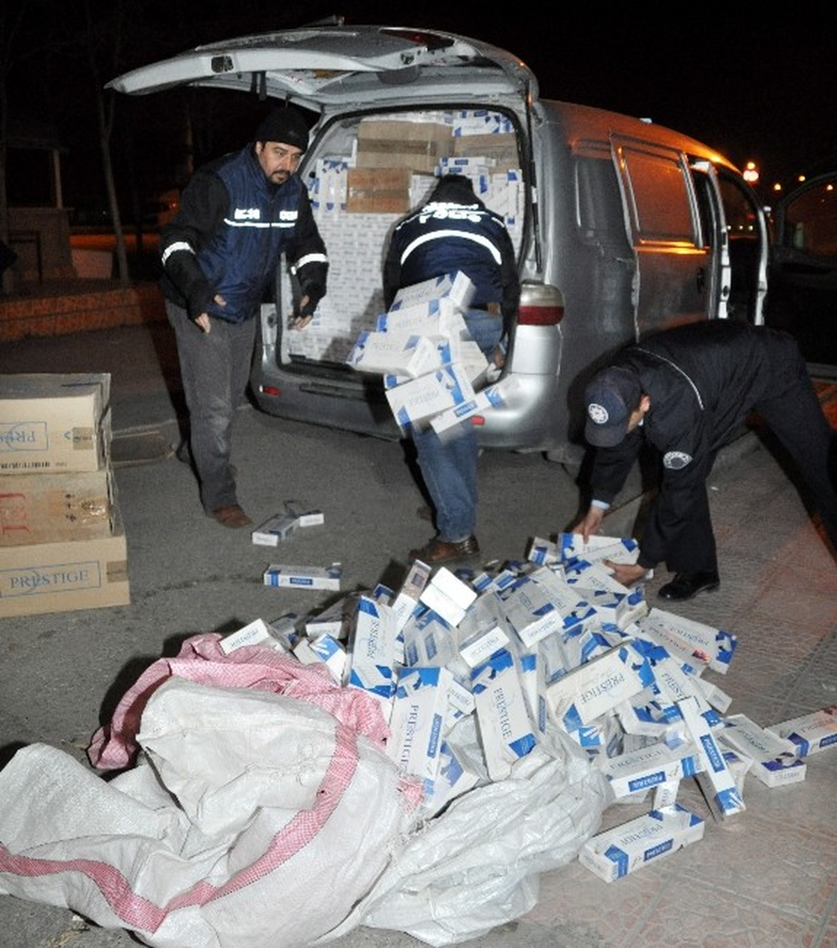 Kaçan Minibüste 30 Bin 500 Paket Kaçak Sigara Çıktı