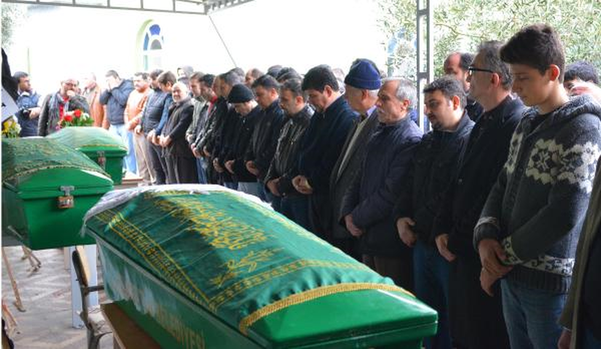Turgutlu\'da Kazada Ölen 4 Kişi Gözyaşlarıyla Uğurlandı