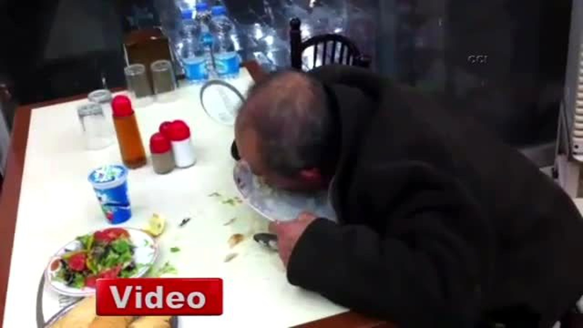 Lokantada Yemek Yiyen Alkollü Şahıs Güldürdü