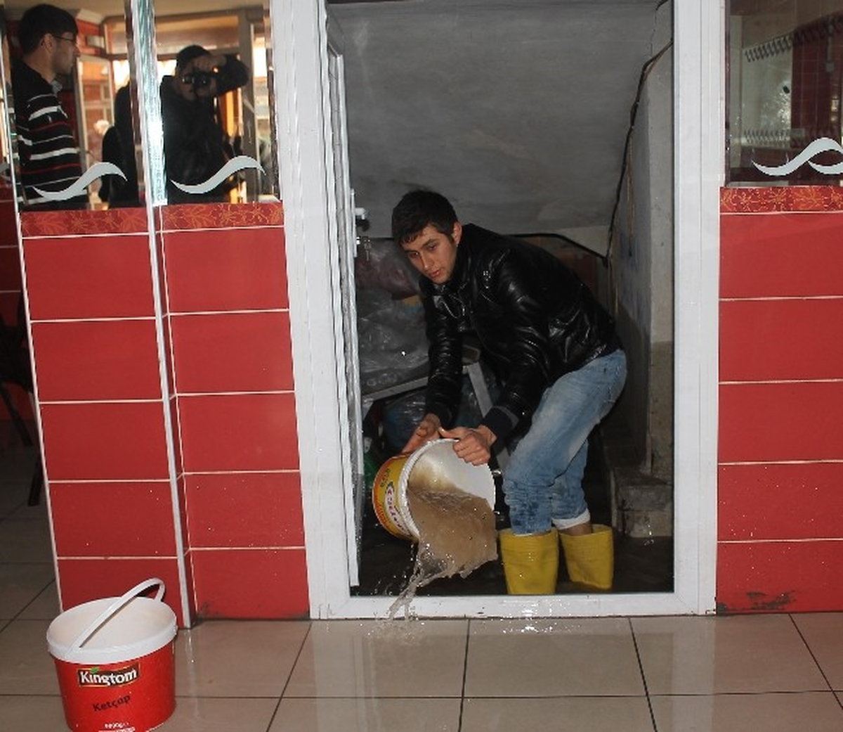 Mersin\'de Ev ve İş Yerlerini Su Bastı