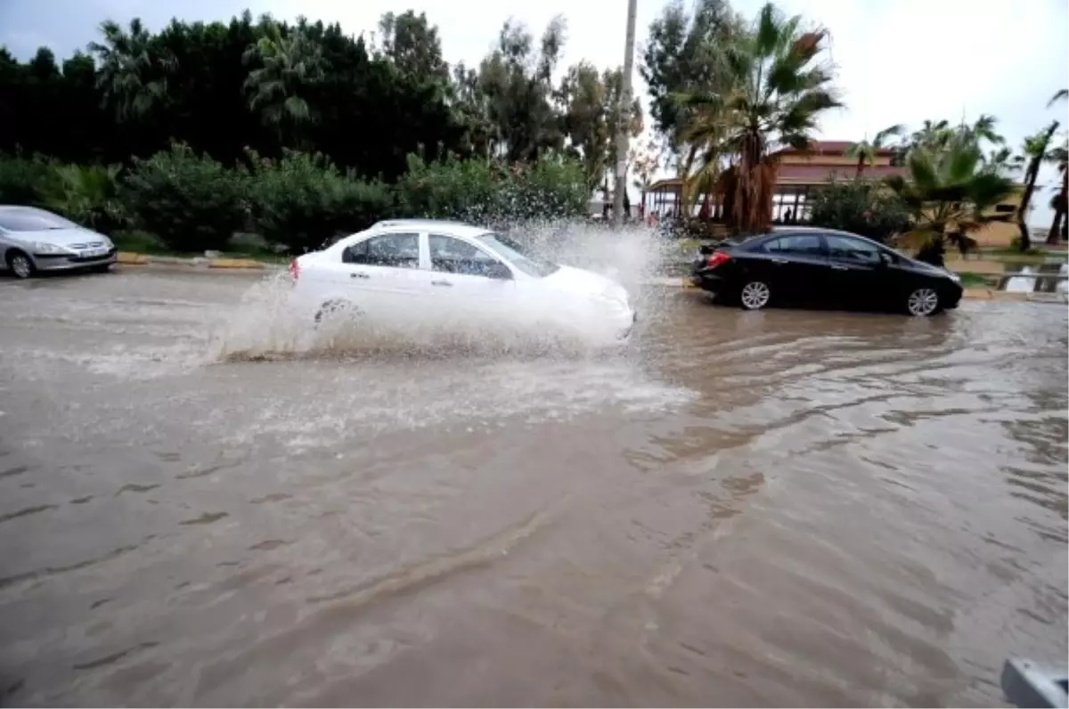 Mersin\'de Yağmur Sele Döndü