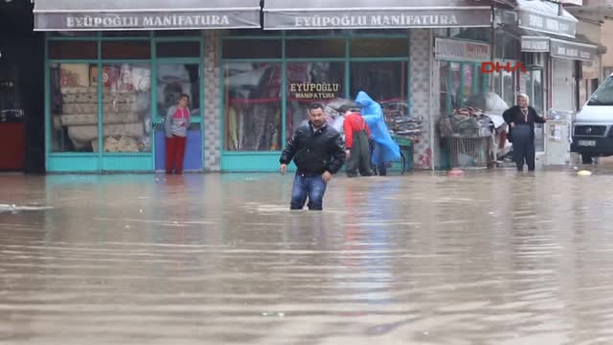 Mersin\'de Yağmur Sele Döndü