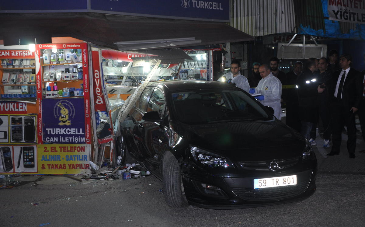 Polisten Kaçarken Otomobille Dükkana Girdiler