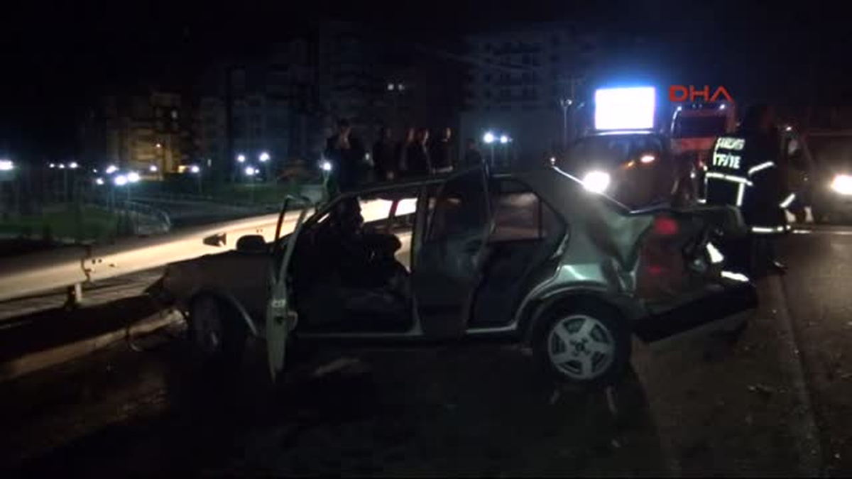 Şanlıurfa\'da Otomobil Bariyere Çarptı: 2 Yaralı