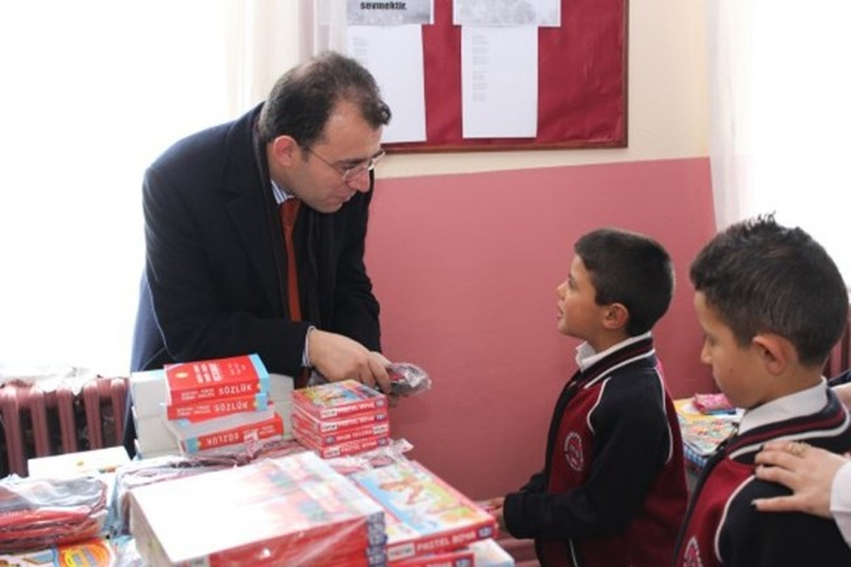 Selim\'de Öğrencilere Kırtasiye Malzemesi Dağıtıldı