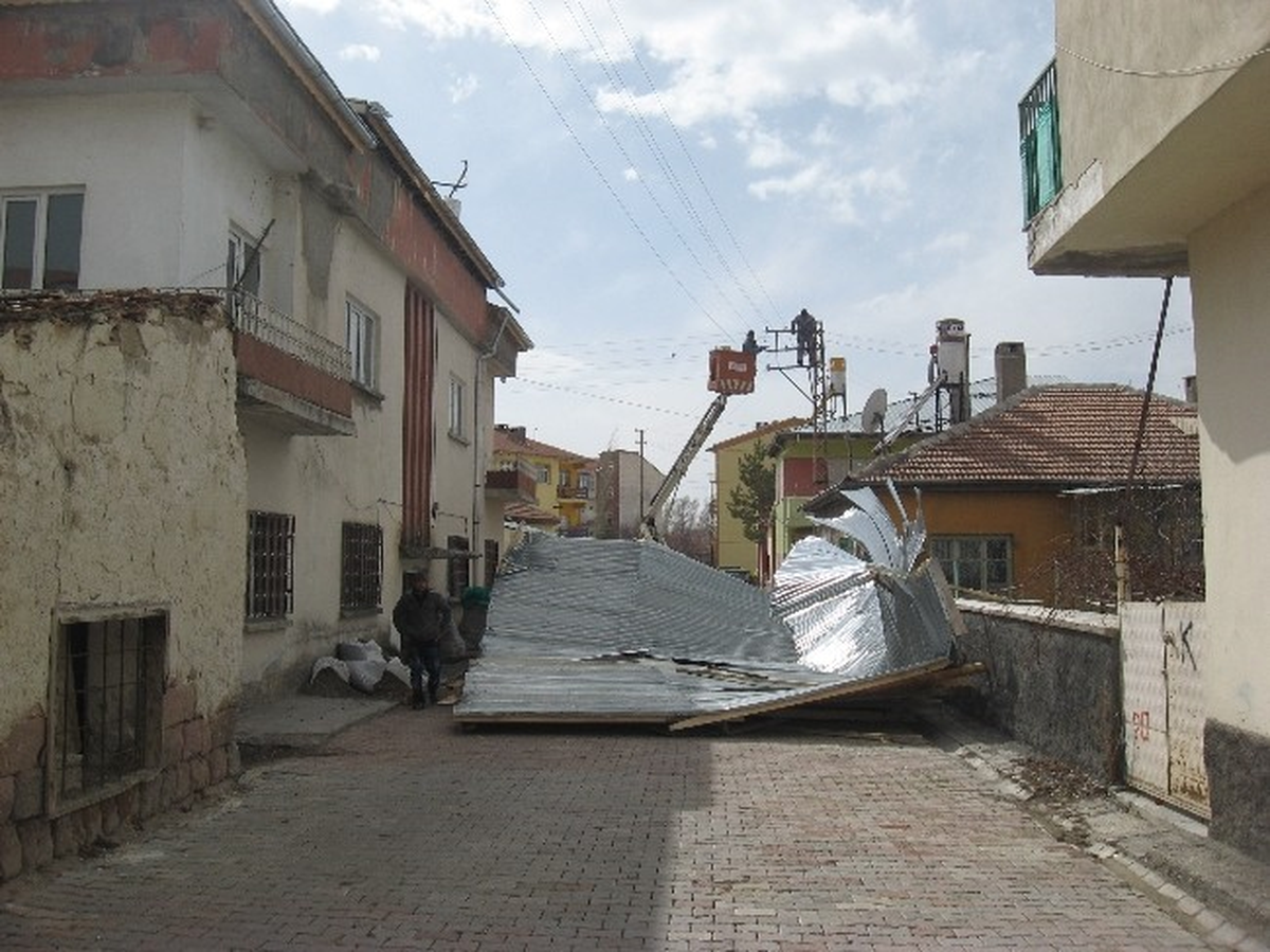 Şiddetli Rüzgar, Çatı Uçurdu
