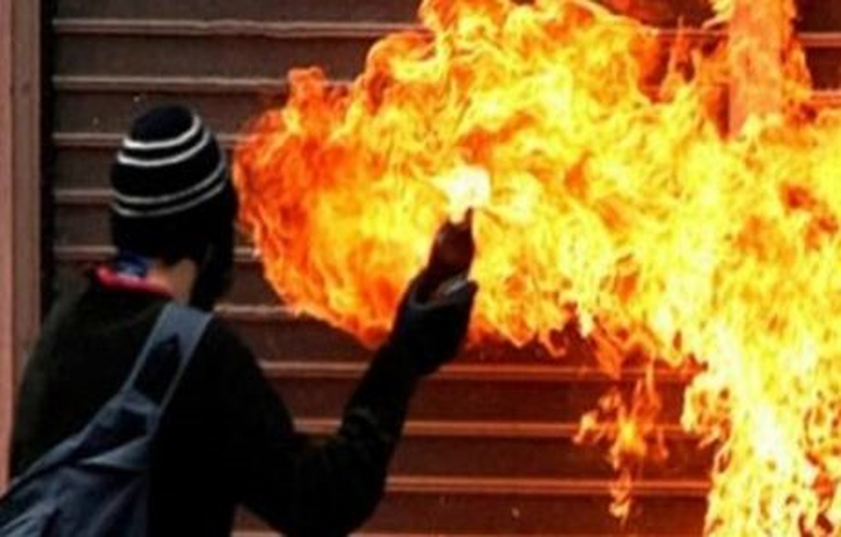 Şırnak\'ta Ak Partili Adayın Evine Molotoflu Saldırı