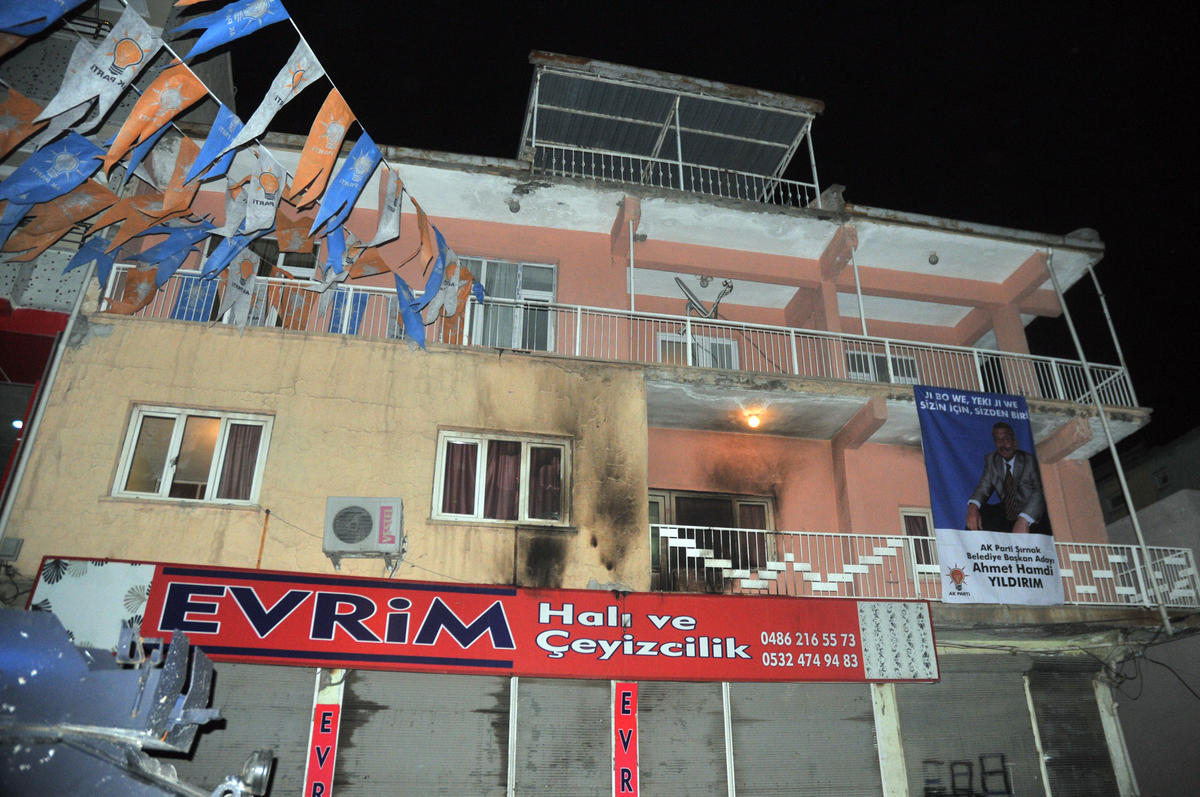 Şırnak\'ta AK Partili Adayın Evine Molotof Atıldı
