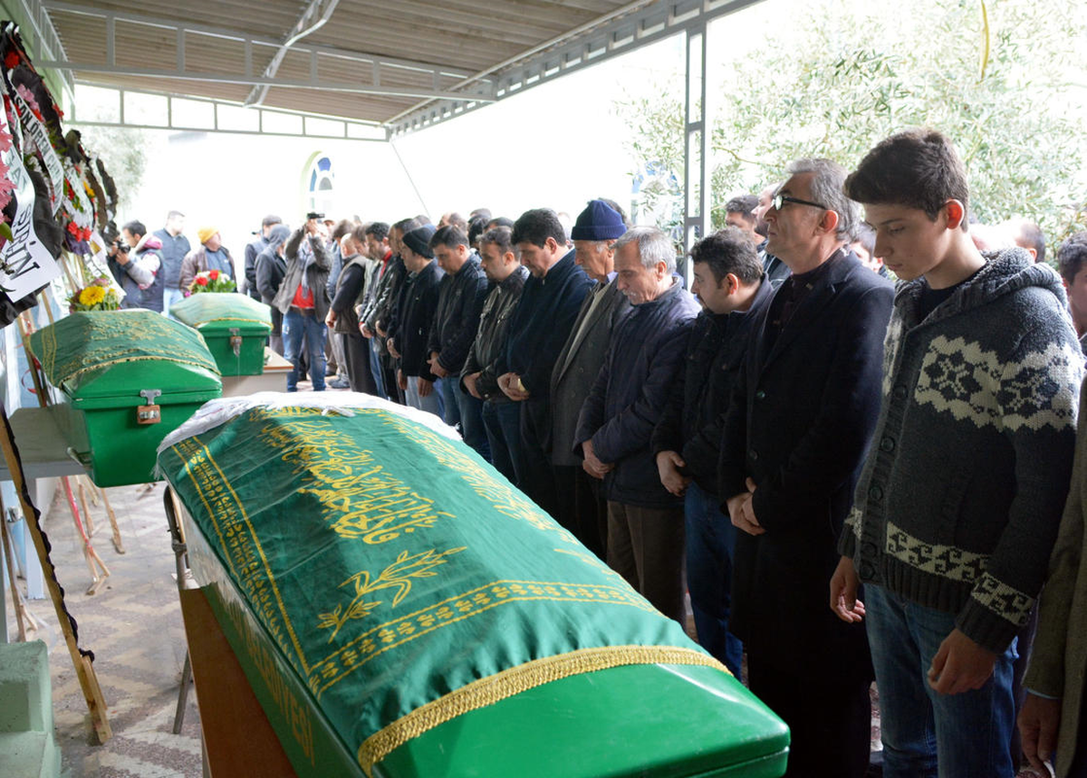 Turgutlu\'da Kazada Ölen 4 Kişi Gözyaşlarıyla Uğurlandı