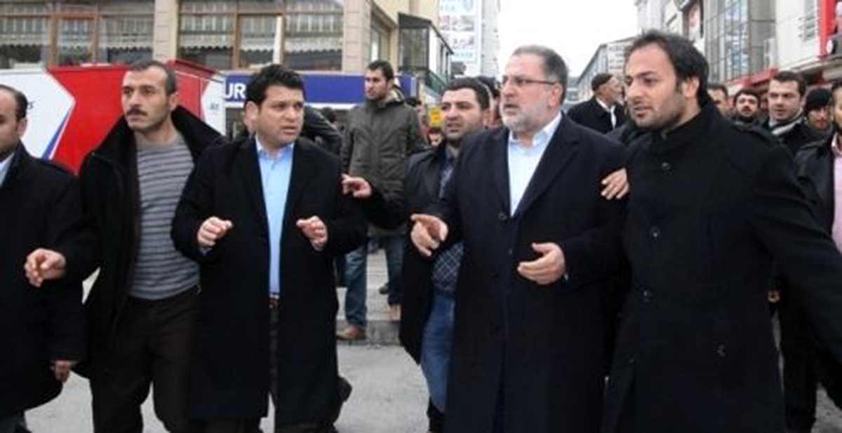 Van\'da AK Parti Seçim Konvoyuna Taşlı Saldırı