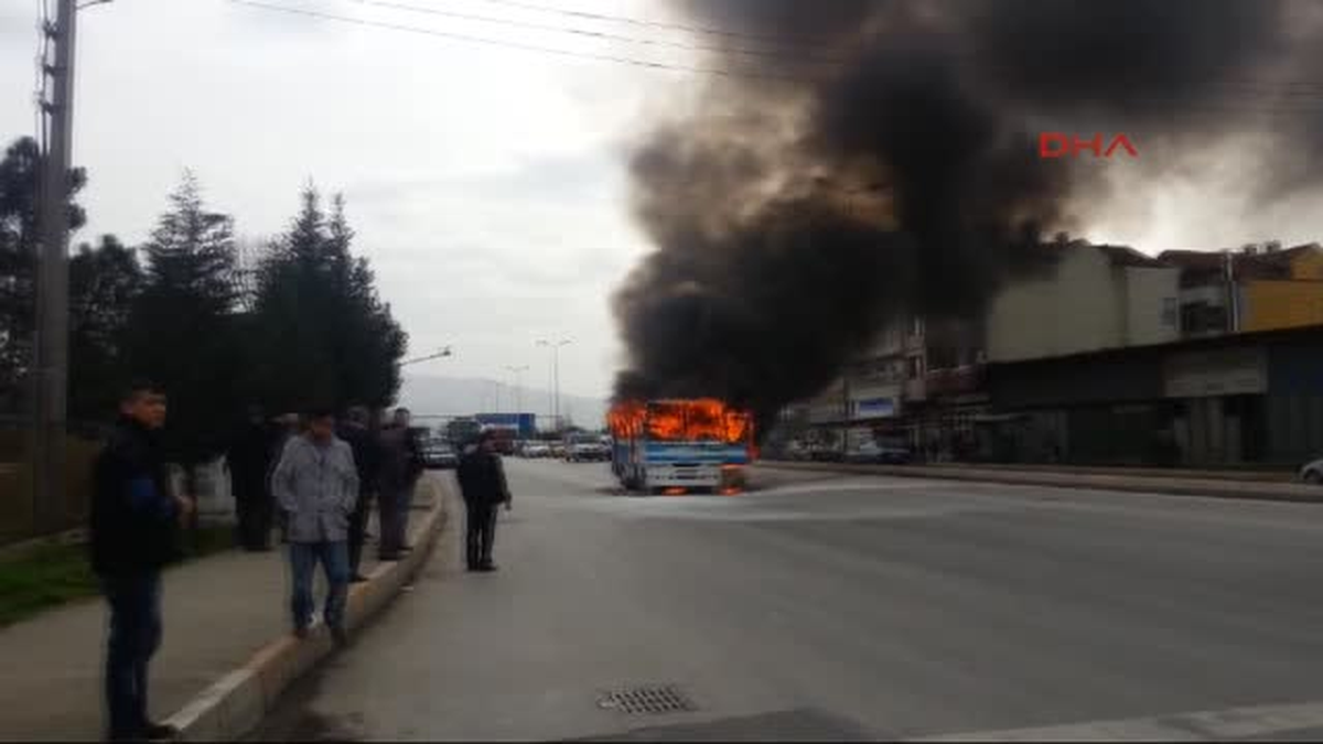 Yolcu Dolu Midibüs Cadde Ortasında Böyle Yandı