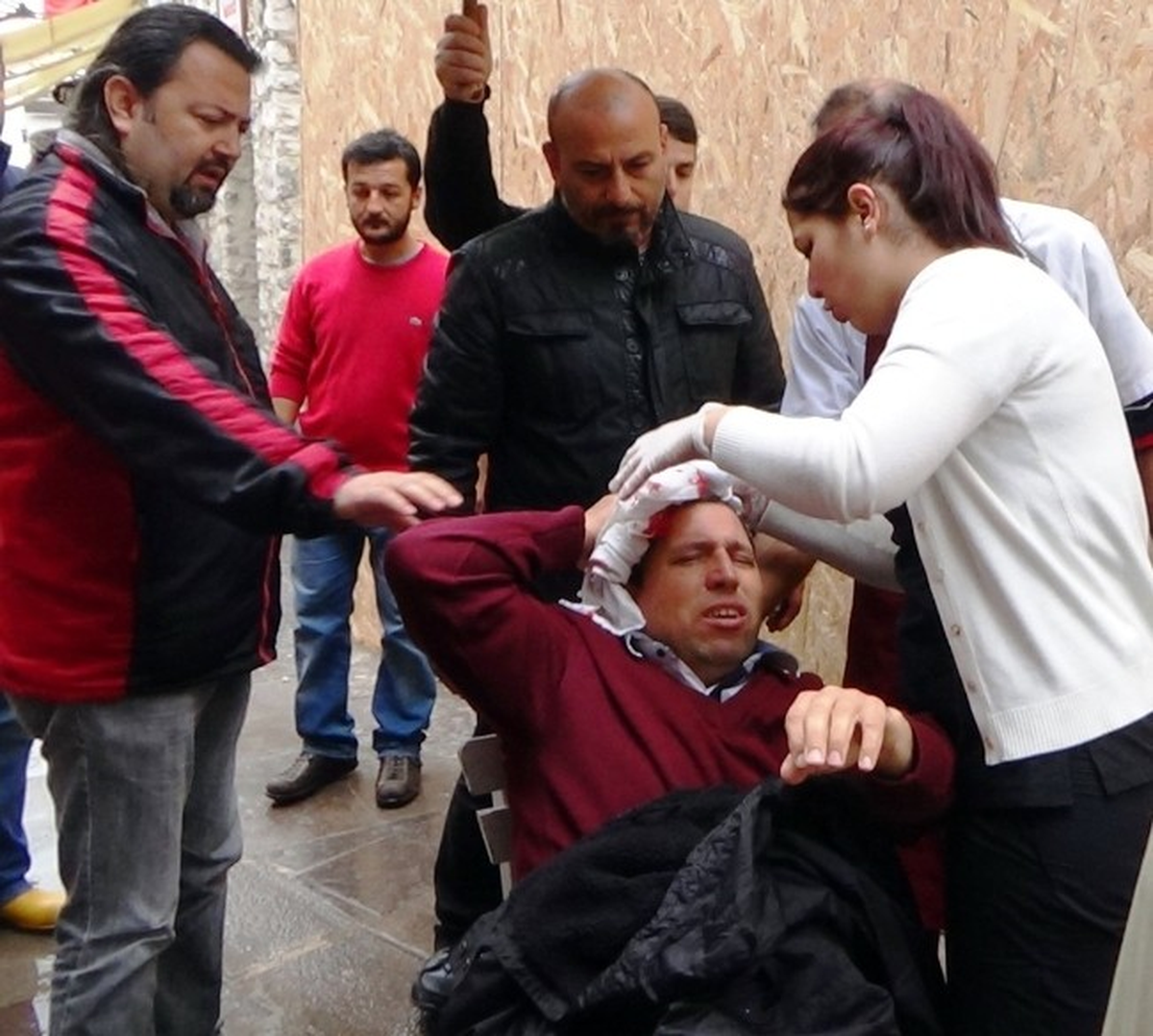 Bodrum\'da Yolda Yürürken Kafasına Tahta Düştü