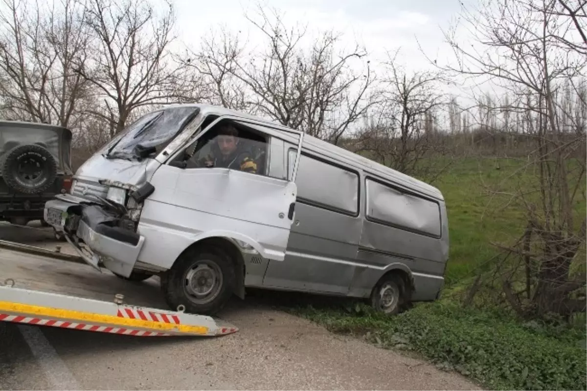 Orhangazi\'de Minibüs Tarlaya Uçtu: 3 Yaralı