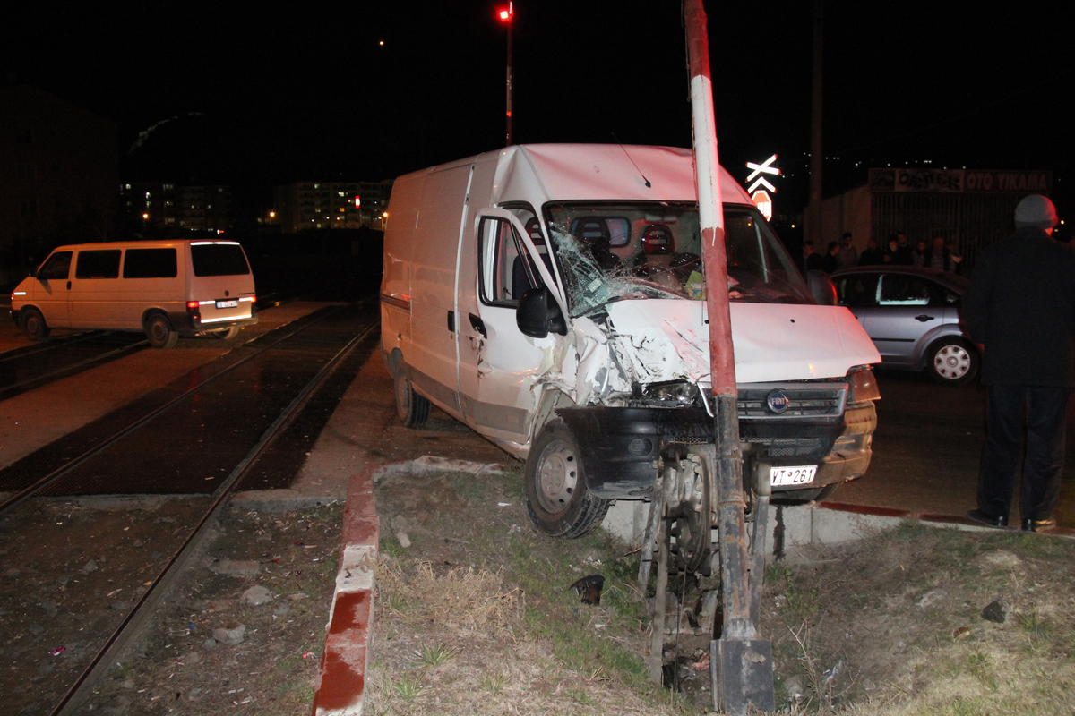 Afyonkarahisar\'da Hemzemin Geçitteki Kaza Hasara Yol Açtı