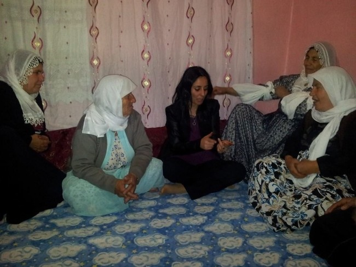 AK Parti Şırnak İl Kadın Kolları Heyeti, Kapı Kapı Seçim Çalışması Yapıyor