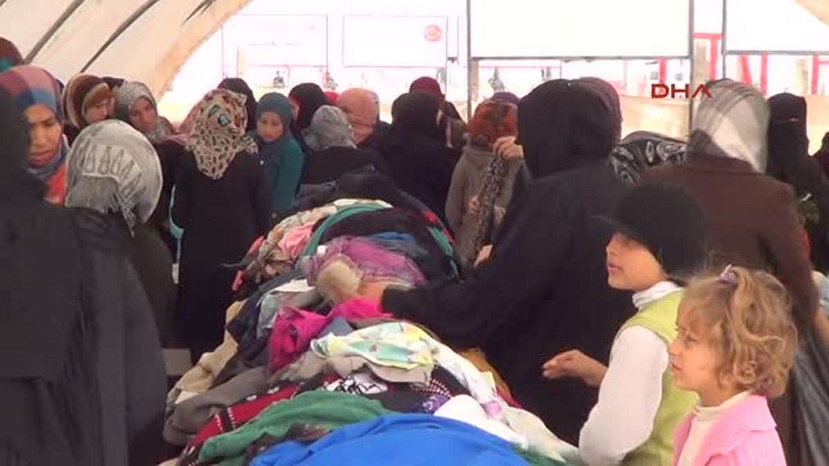 Akçakale'deki Suriyelilere 1 Tır Dolusu Giyecek