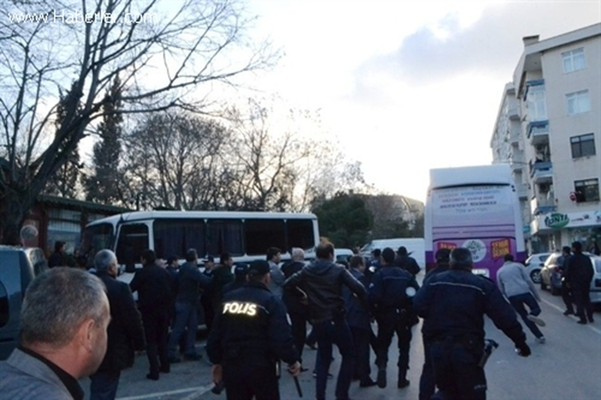 Aksaray\'da Hdp\'nin Seçim Otobüsüne Saldırı