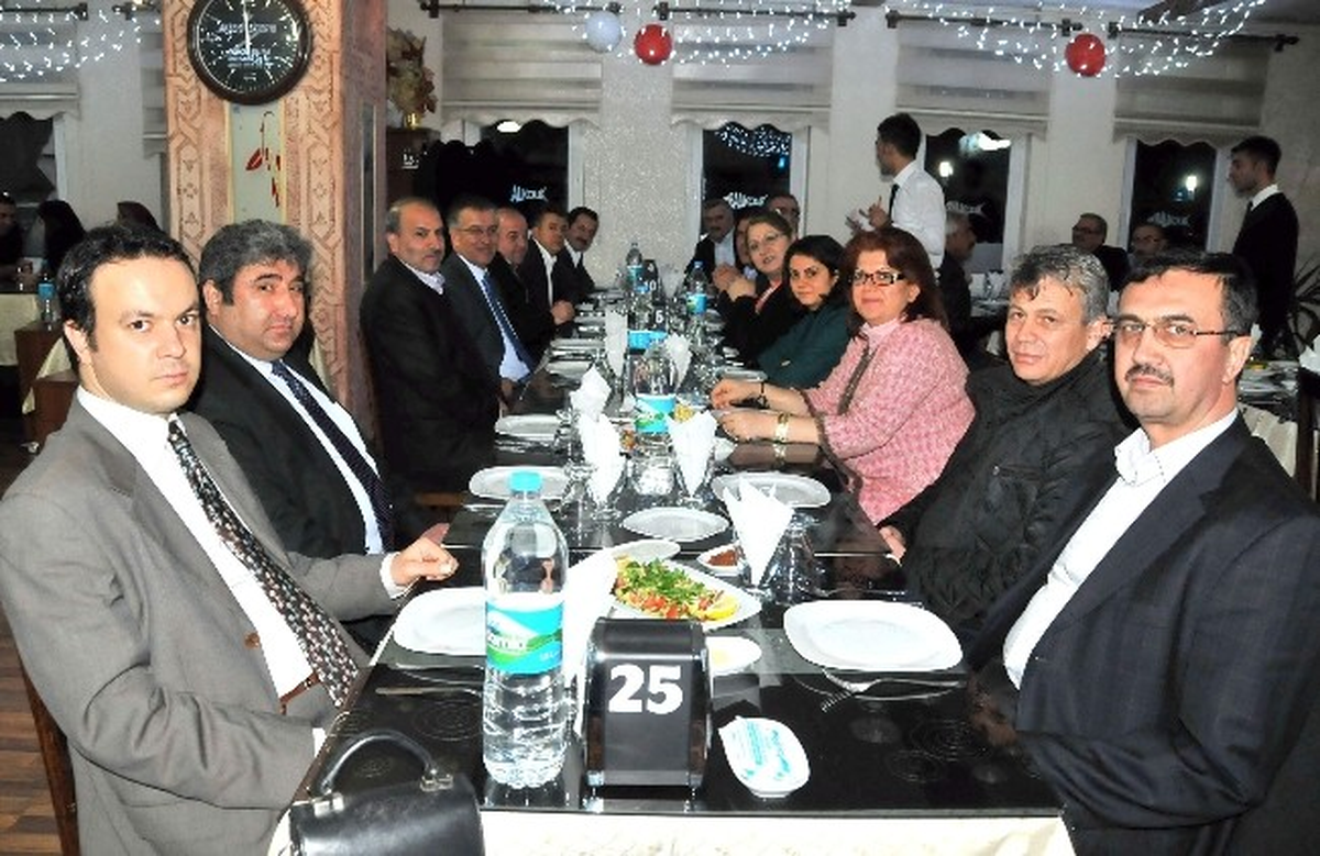 Akşehir Belediye Meclisi\'nde Veda Yemeği