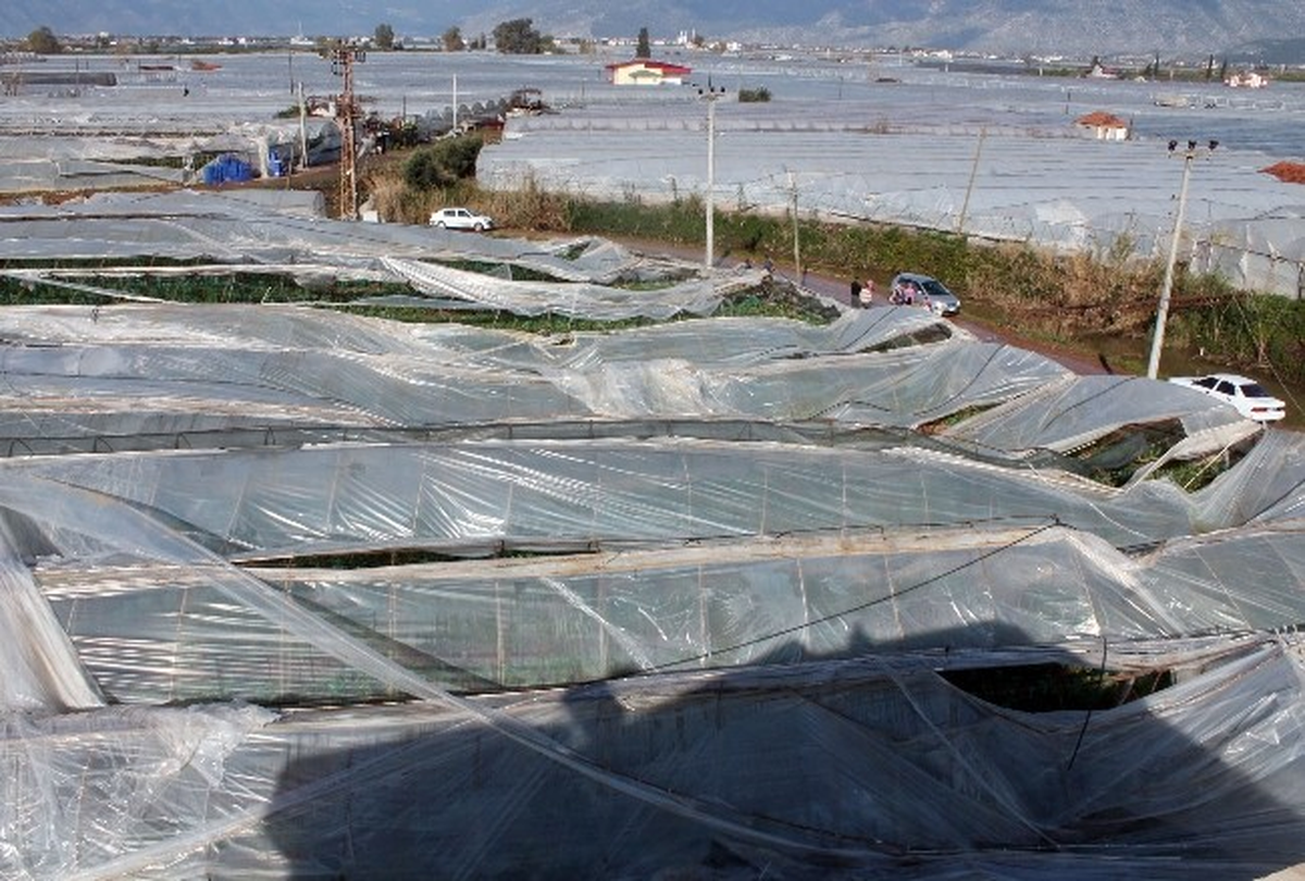 Antalya\'da Hortum Seraları Yerle Bir Etti