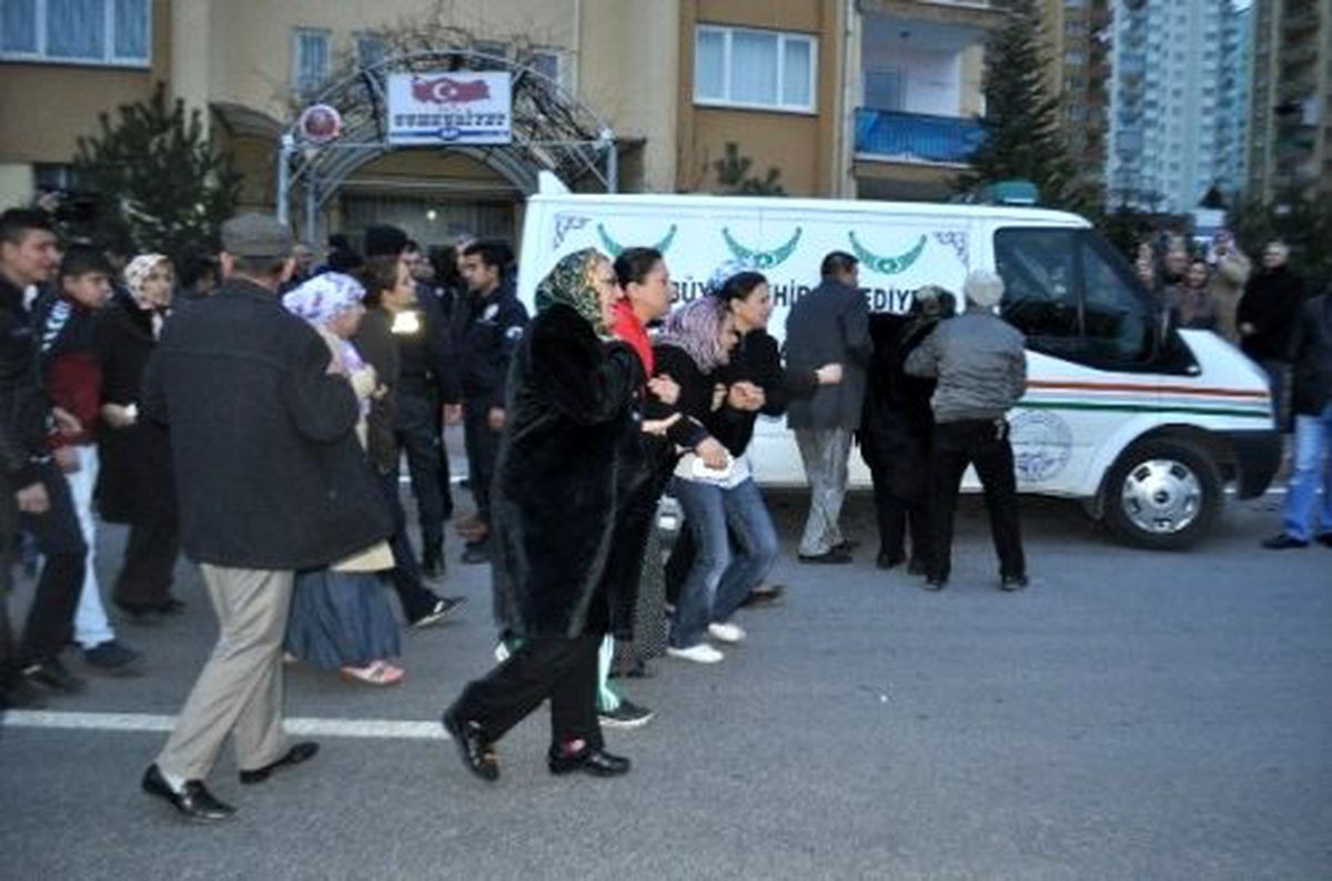 Kayseri\'de Cinnete Kurban Giden Ailenin Naaşları Kaldırıldı