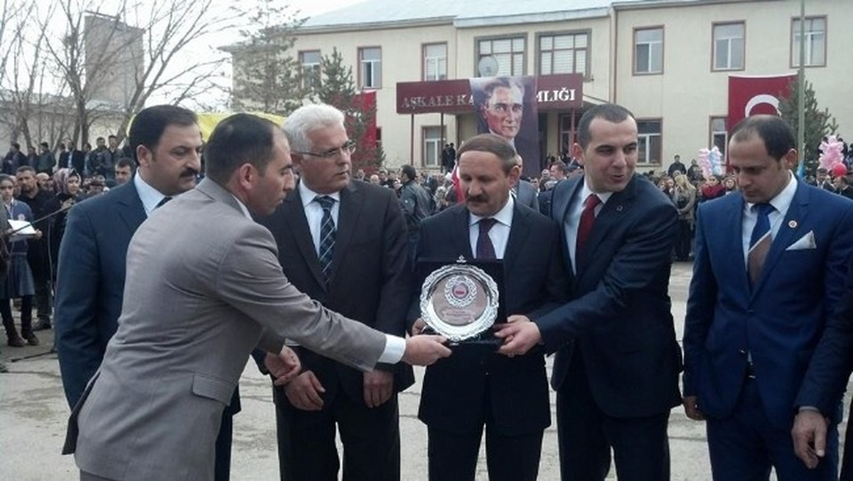 Başkan Yaptırmış\'a Teşekkür Plaketi