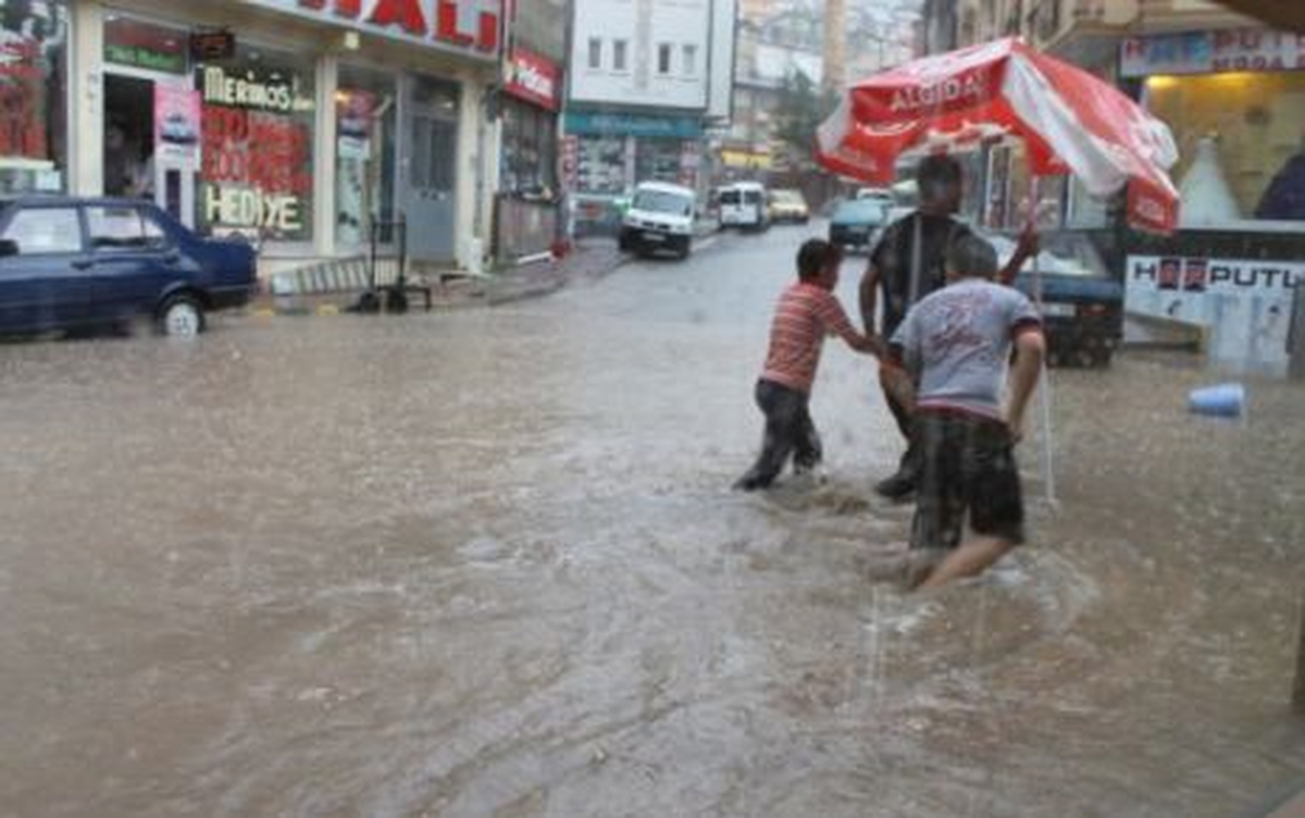 Bayburt\'ta Yağışlı Hava