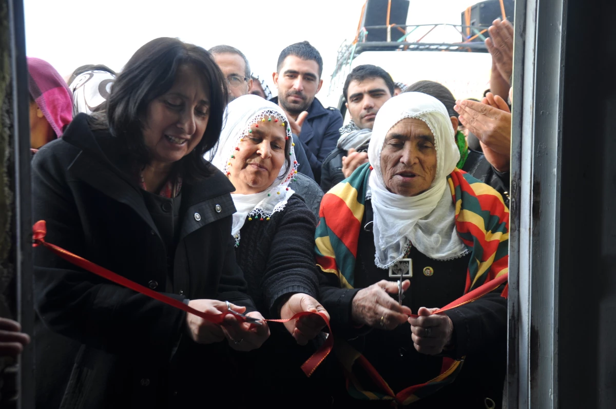 BDP Karacadağ\'da Halaylar Eşliğinde Seçim Bürosu Açtı
