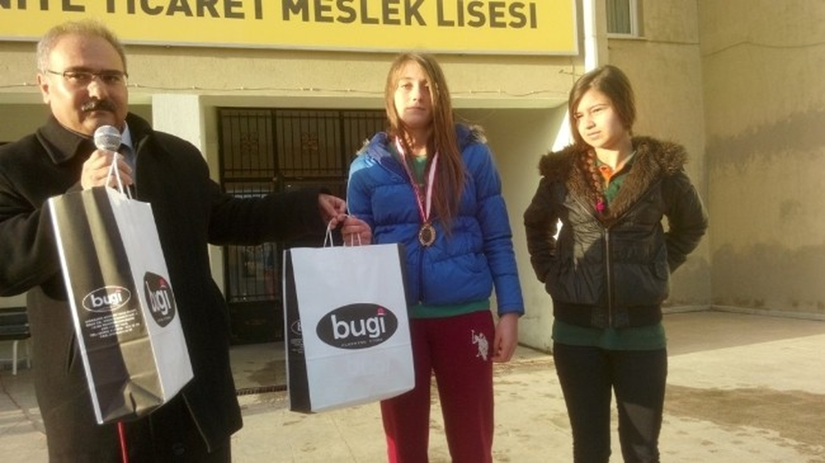 Burhaniye\'de Tekvandocu Kızlara Ödül