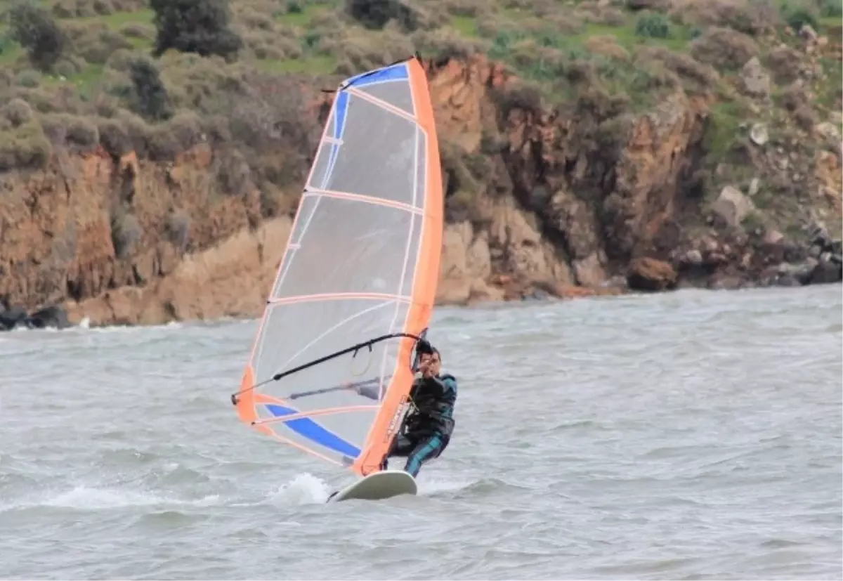 Buz Gibi Havada Rüzgar Sörfü Yaptılar