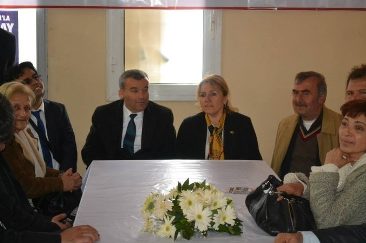 CHP\'li Başkan Adayı Uyar AK Parti Seçim Bürosu\'nu Ziyaret Etti