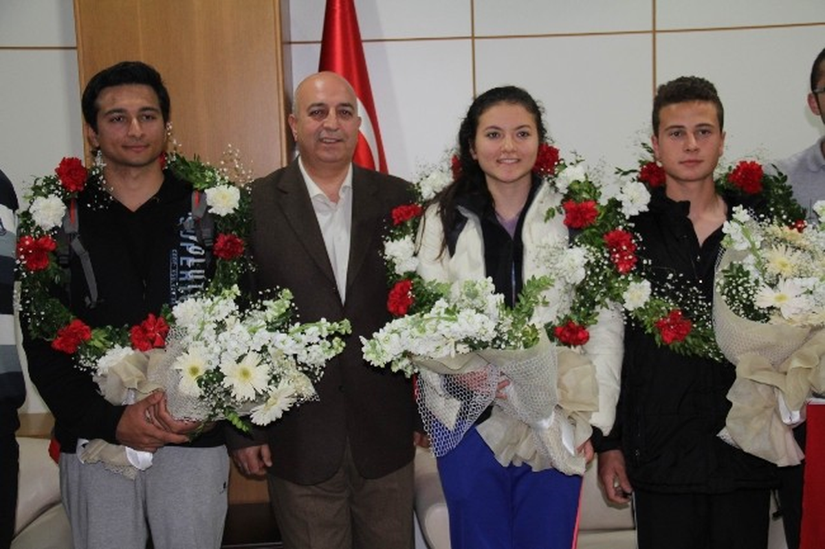 Dünya Üçüncüsü Okçular Çiçeklerle Karşılandı
