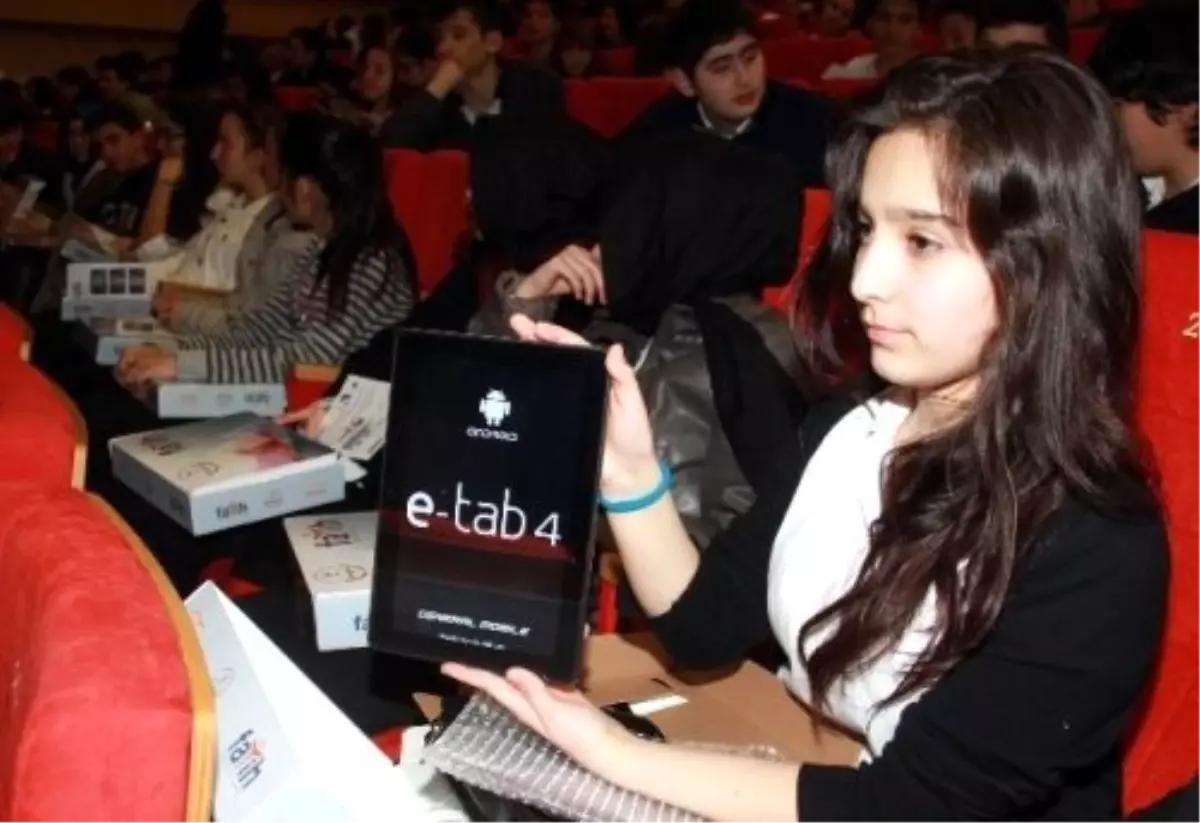 Çine'de Öğrencilere Tablet Bilgisayar