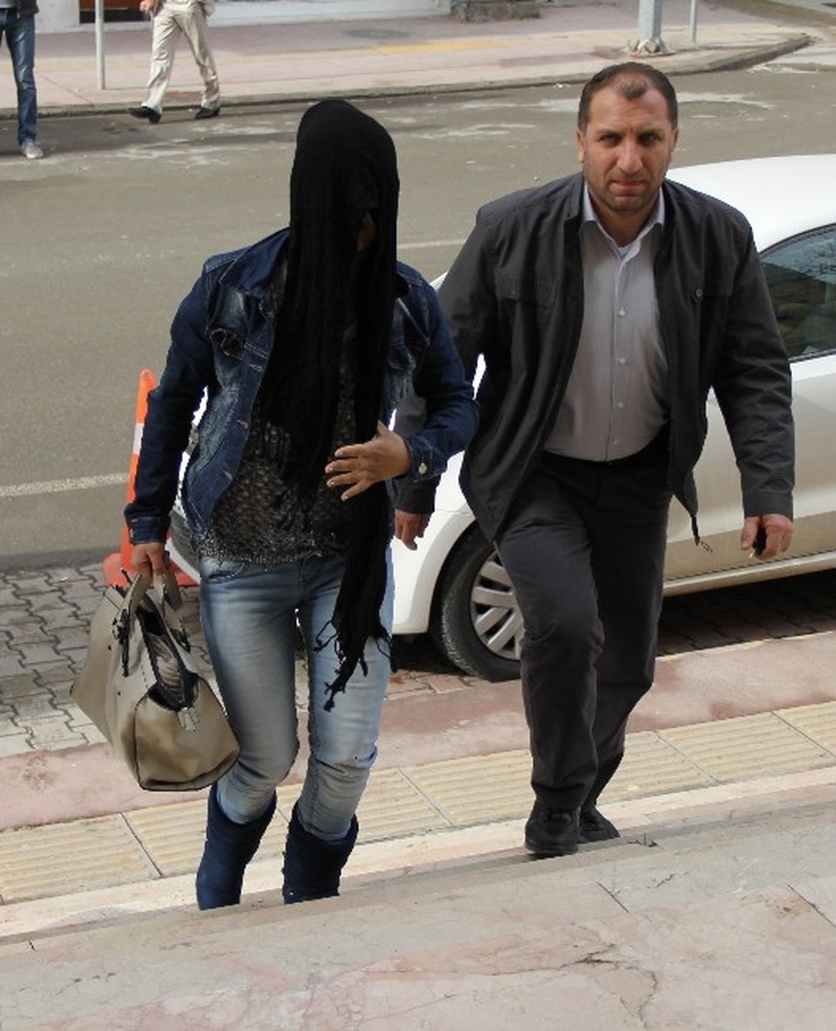 Evden 2 Altın Yüzük Çalan Genç Kadın Tutuklandı